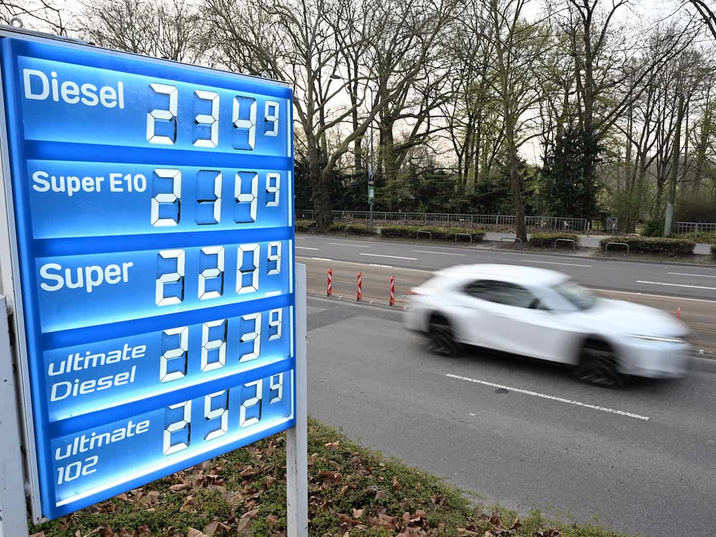 Auslöser für den Protest-Autokonvoi sind die gestiegenen Spritpreise. (Archivbild) / Foto: Michael Brandt/dpa