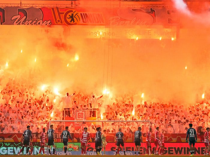 Diese Pyroshow wird für Union Berlin teuer. (Archivbild) / Foto: Soeren Stache/dpa