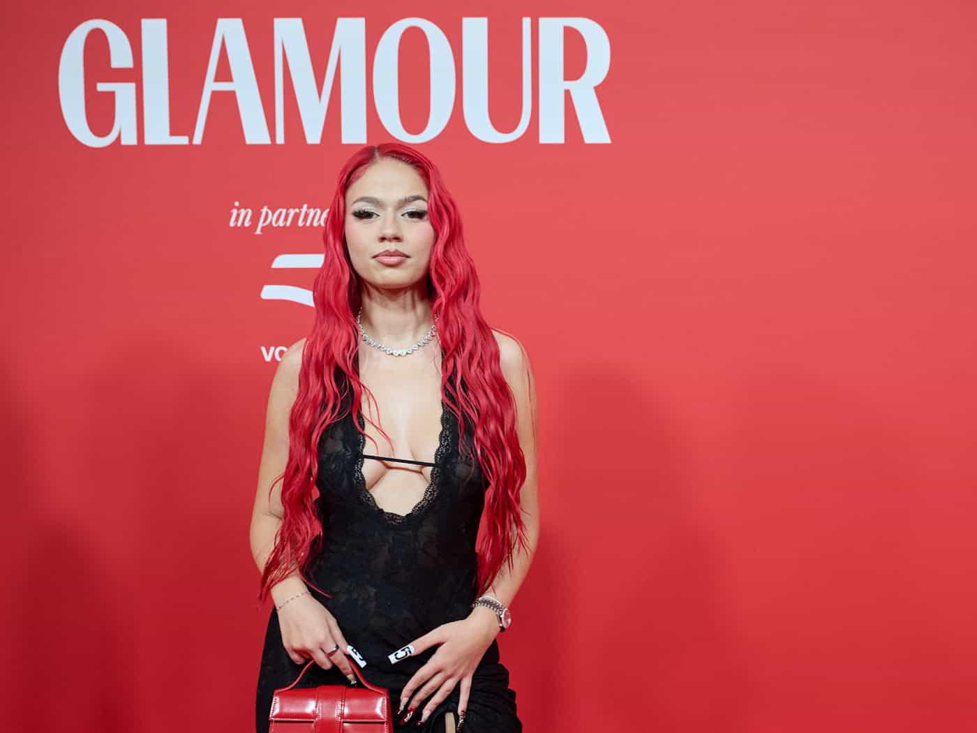 Die Rapperin Badmómzjay wurde Ende vergangenen Jahres vom Magazin «Glamour» als «Gamechanger» geehrt. (Archivbild) / Foto: Annette Riedl/dpa