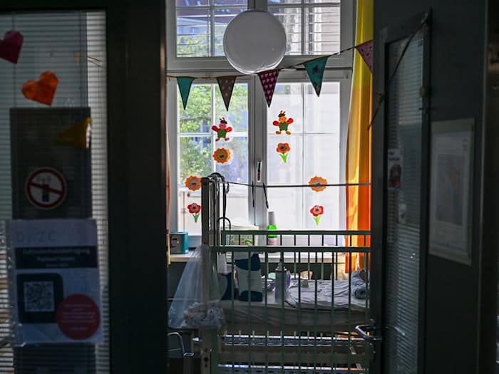 Jedes 100. Kind in Deutschland wird nach Angaben des Bundesverbands Herzkranke Kinder mit einem Herzfehler geboren. In Strausberg in Brandenburg hat eine Reha-Klinik für herzkranke Kinder geöffnet. (Archivbild) / Foto: Jens Kalaene/dpa