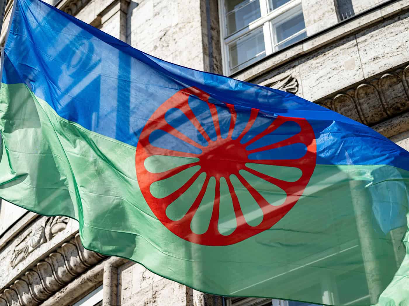 Am Internationalen Roma-Tag wehen in Berlin vielerorts Roma-Flaggen. (Archivbild) / Foto: Fabian Sommer/dpa