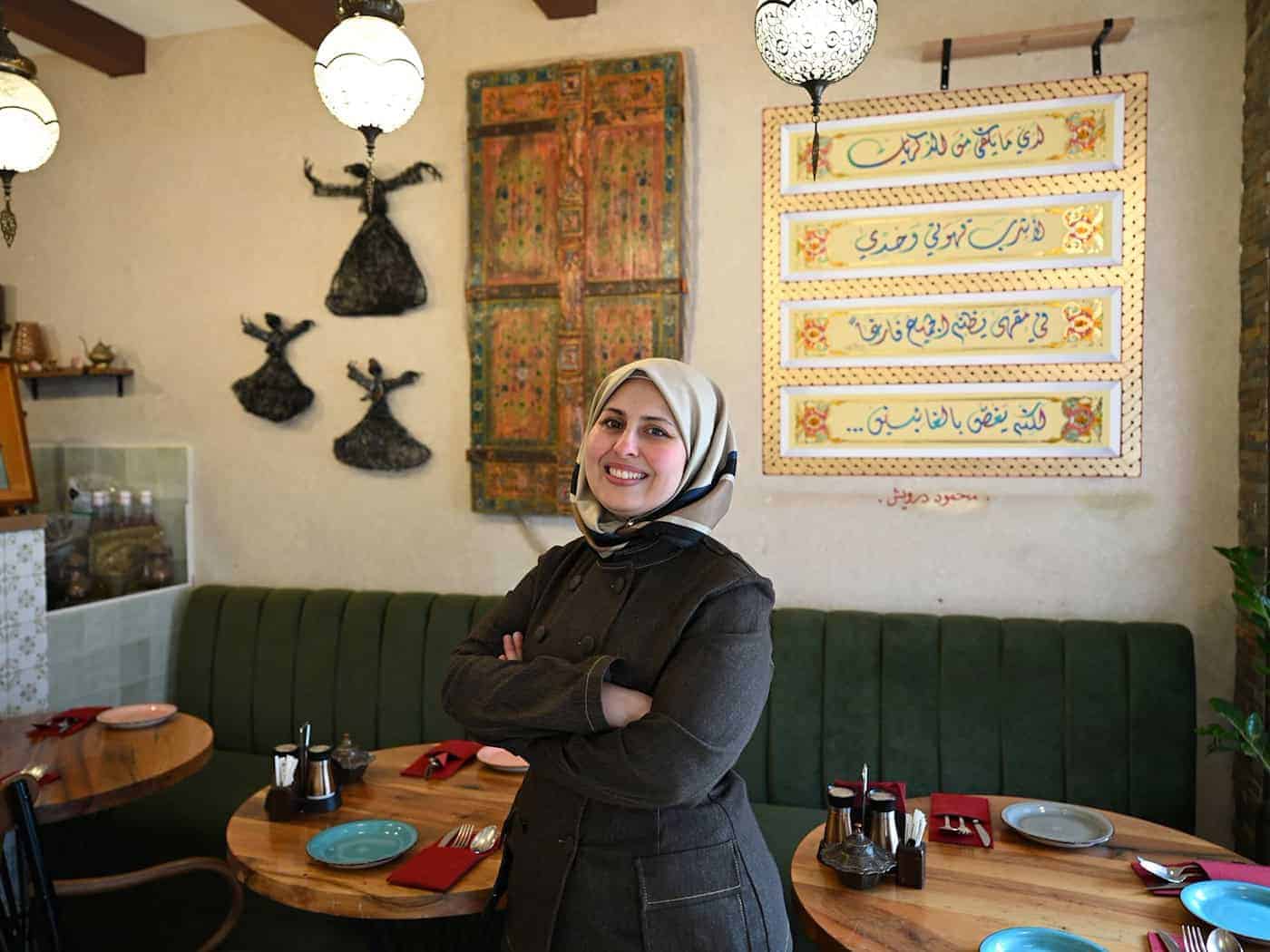 Malakeh Jazmati, eine aus dem arabischen Fernsehen bekannte Köchin, steht in ihrem Restaurant in Berlin. / Foto: Michael Brandt/dpa