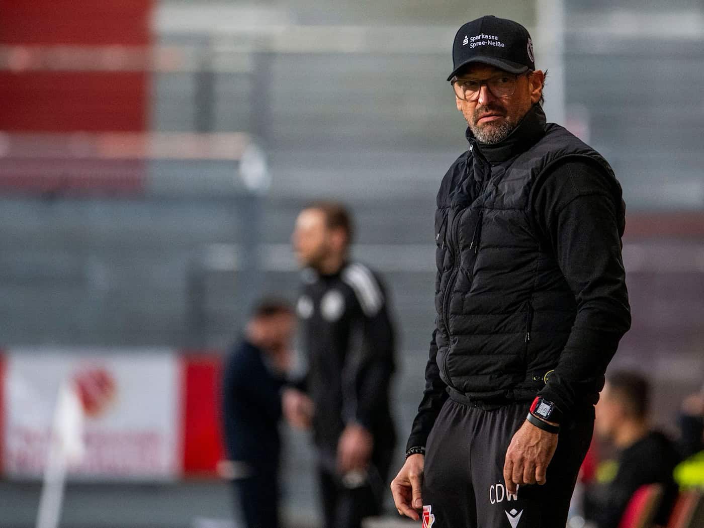 Claus-Dieter Wollitz und Energie Cottbus haben das Spitzenspiel in Liga drei verloren. (Archivbild) / Foto: Julius Frick/dpa