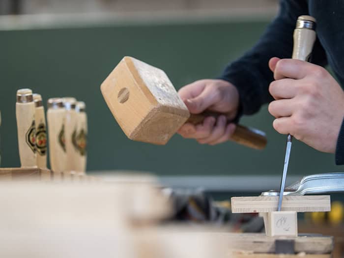 Auch Handwerksbetriebe sind auf der Jobmesse in Neuhardenberg vertreten. (Symbolbild) / Foto: Sebastian Gollnow/dpa