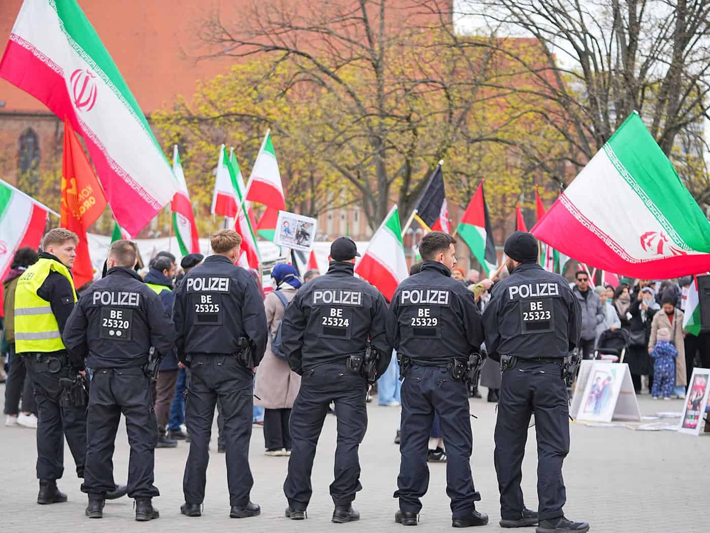 Vor dem Roten Rathaus demonstrieren rund 150 Menschen unter anderem für den im Iran-Krieg getöteten Religionsführer Ajatollah Ali Chamenei. / Foto: Sven Käuler/dpa