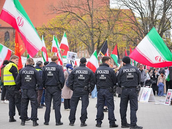 Rund 150 Teilnehmer bei Pro-Iran-Demo vor Rotem Rathaus