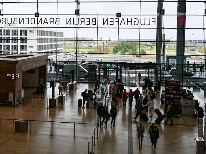 Die irische Fluggesellschaft Ryanair will ihr Flugangebot am Flughafen Berlin Brandenburg (BER) um die Hälfte reduzieren. (Archivbild) / Foto: Jens Kalaene/dpa