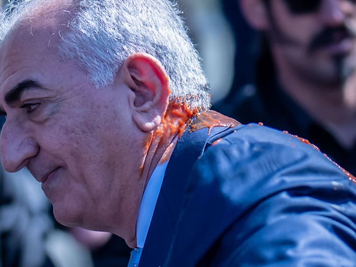 Schah-Sohn Pahlavi mit Tomate beworfen