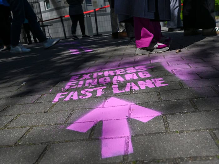 In der Farbe Pink sind die neuen Expresseingänge gekennzeichnet. / Foto: Jens Kalaene/dpa