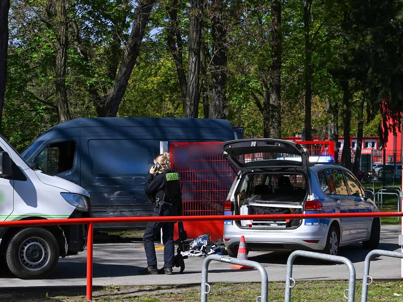 Die Polizei stoppte den flüchtenden Fahrer in Berlin unter anderem mit Schüssen.  / Foto: Jens Kalaene/dpa
