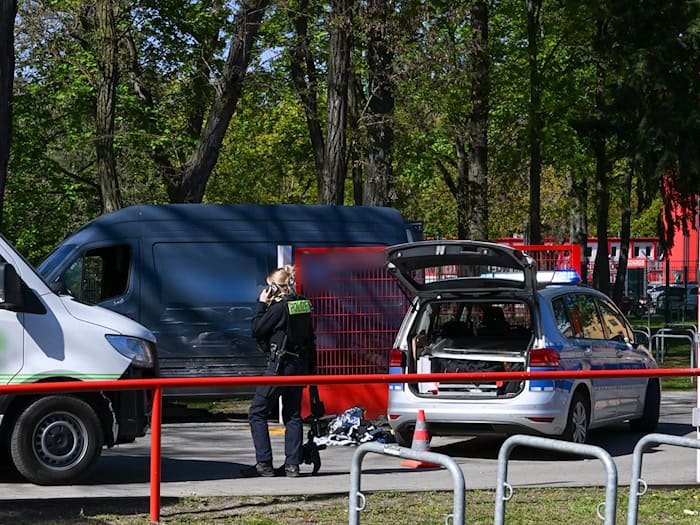 Die Polizei stoppte den flüchtenden Fahrer in Berlin unter anderem mit Schüssen.  / Foto: Jens Kalaene/dpa