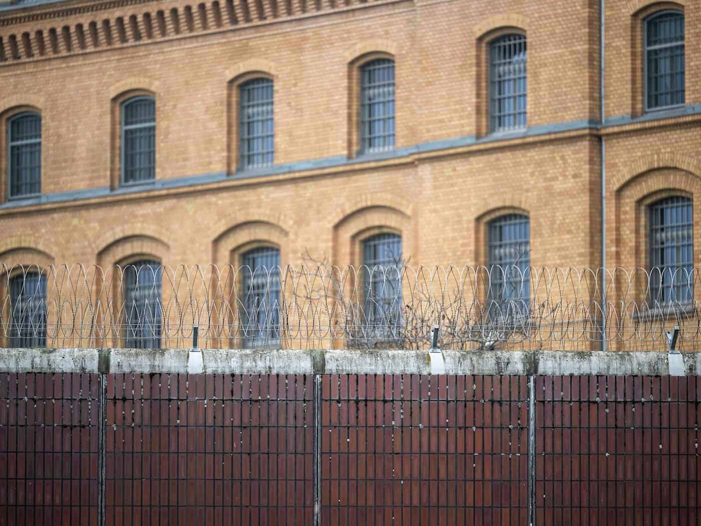 In der Justizvollzugsanstalt Moabit wird der Einsatz sogenannter stichsicherer Schals erprobt. (Archivbild)  / Foto: Soeren Stache/dpa