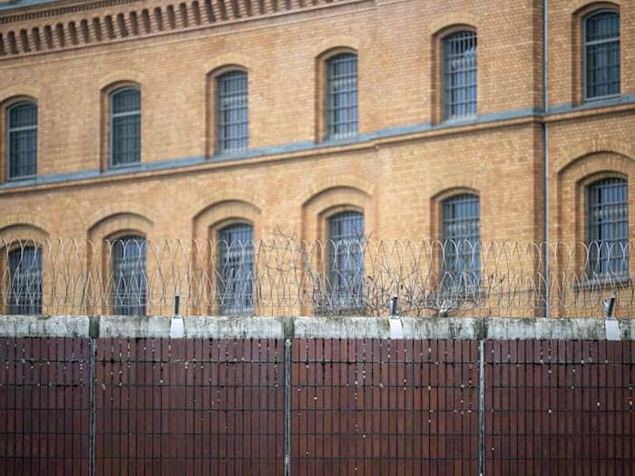 In der Justizvollzugsanstalt Moabit wird der Einsatz sogenannter stichsicherer Schals erprobt. (Archivbild)  / Foto: Soeren Stache/dpa