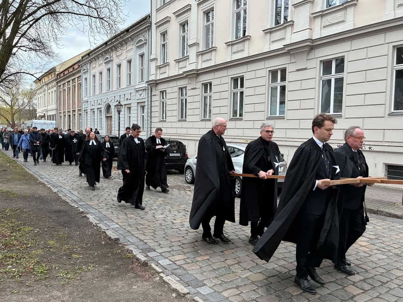 Eine Schweigeprozession der Evangelischen Kirche zog am Karfreitag durch die Potsdamer Innenstadt. / Foto: Marc-Oliver von Riegen/dpa