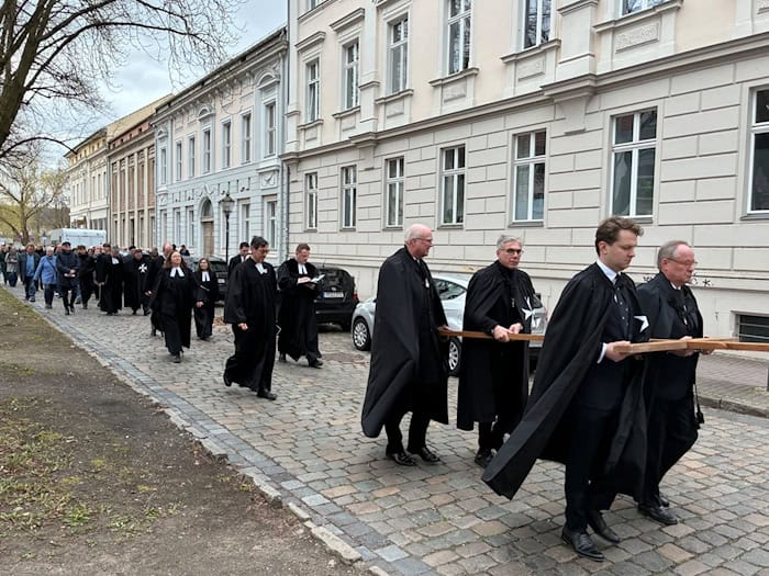 Eine Schweigeprozession der Evangelischen Kirche zog am Karfreitag durch die Potsdamer Innenstadt. / Foto: Marc-Oliver von Riegen/dpa