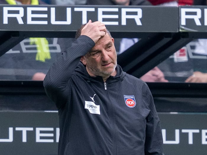 Frank Schmidt und seine Heidenheimer sind seit mehr als vier Monaten sieglos. (Archivbild) / Foto: David Inderlied/dpa