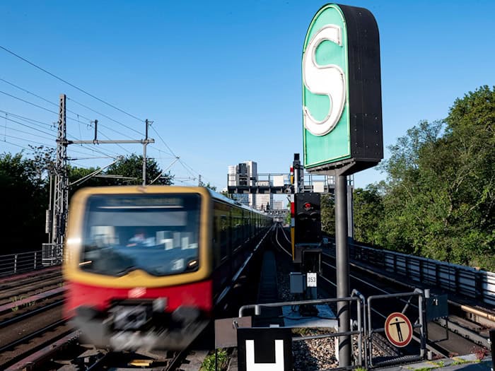 Eine Signalstörung sorgt für Einschränkungen auf mehreren Berliner S-Bahnlinien. (Archivbild) / Foto: Fabian Sommer/dpa