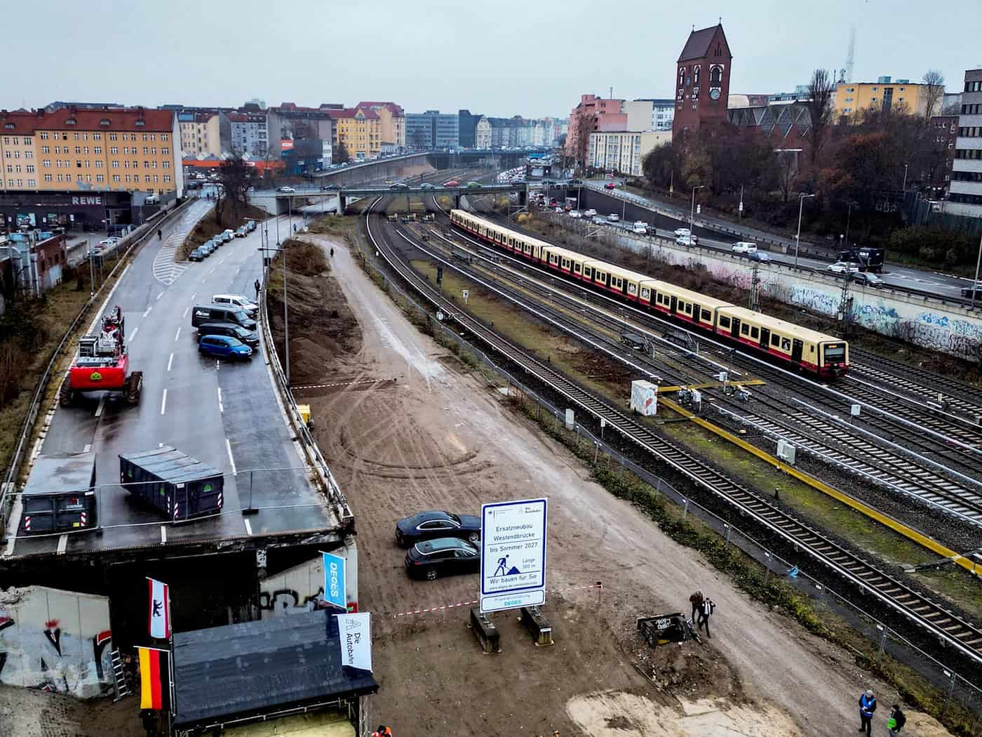 Im Zusammenhang mit dem Neubau der Westendbrücke kommt es Anfang Mai zu Sperrungen auch auf der A100. (Archivbild) / Foto: Britta Pedersen/dpa