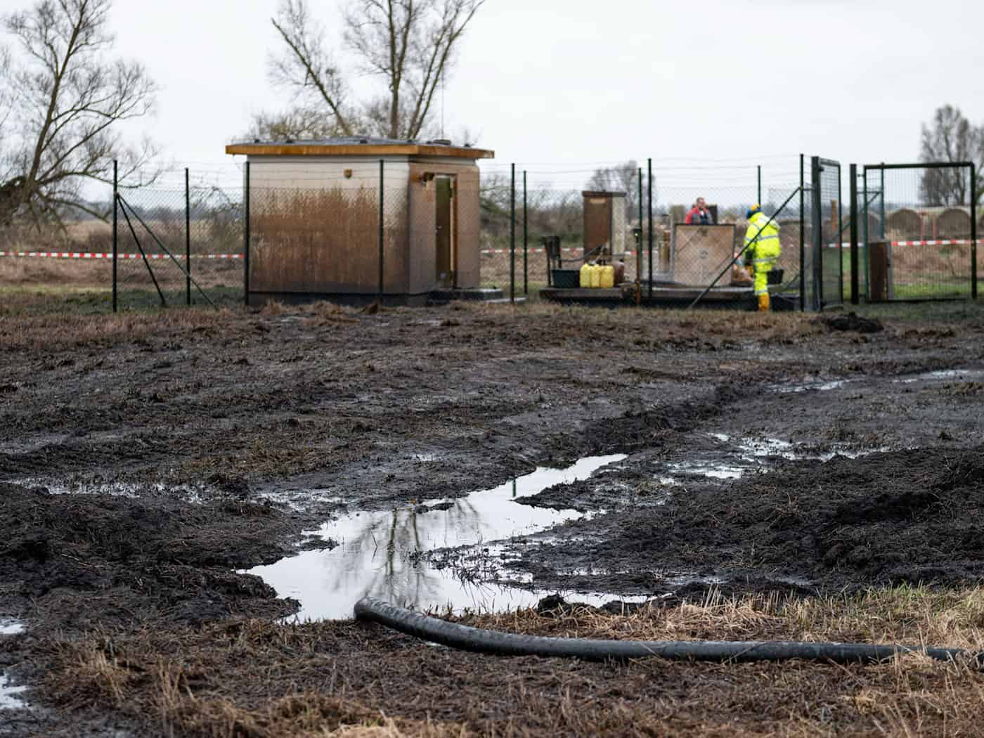 Mit Öl verschmutzt: Der Acker rund um das Leck bei Gramzow. (Archivbild) / Foto: Fabian Sommer/dpa