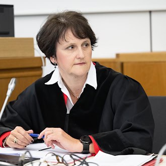 Die Staatsanwaltschaft fordert im Prozess gegen die ehemalige RAF-Terroristin Daniela Klette eine lange Haftstrafe. (Archivbild) / Foto: Sina Schuldt/dpa-Pool/dpa