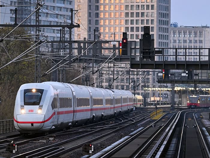 Zwischen dem 14. Juni und dem 12. Dezember kommt es auf der Berliner Stadtbahn zu erheblichen Einschränkungen im Fern- und Regionalverkehr. (Archivbild) / Foto: Soeren Stache/dpa