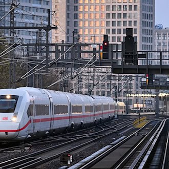 Zwischen dem 14. Juni und dem 12. Dezember kommt es auf der Berliner Stadtbahn zu erheblichen Einschränkungen im Fern- und Regionalverkehr. (Archivbild) / Foto: Soeren Stache/dpa