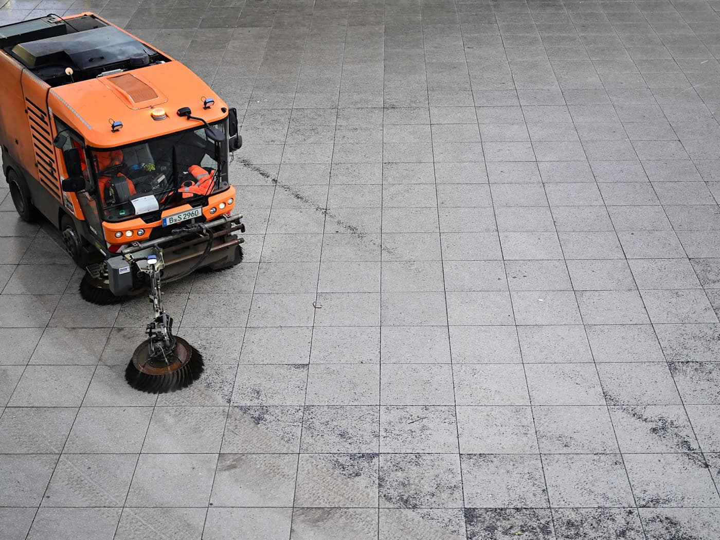 Die Berliner Stadtreinigungsbetriebe (BSR) waren wochenlang im Einsatz, um Streusplitt zu beseitigen. (Archivfoto)  / Foto: Sebastian Gollnow/dpa