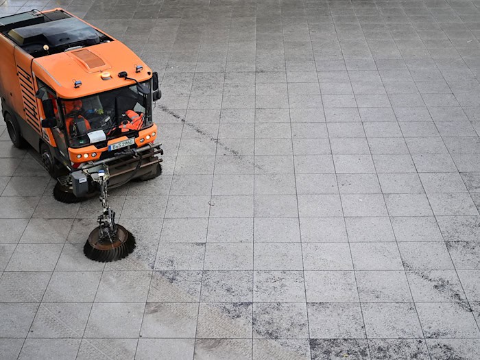 Die Berliner Stadtreinigungsbetriebe (BSR) waren wochenlang im Einsatz, um Streusplitt zu beseitigen. (Archivfoto)  / Foto: Sebastian Gollnow/dpa