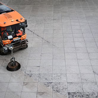 Die Berliner Stadtreinigungsbetriebe (BSR) waren wochenlang im Einsatz, um Streusplitt zu beseitigen. (Archivfoto)  / Foto: Sebastian Gollnow/dpa