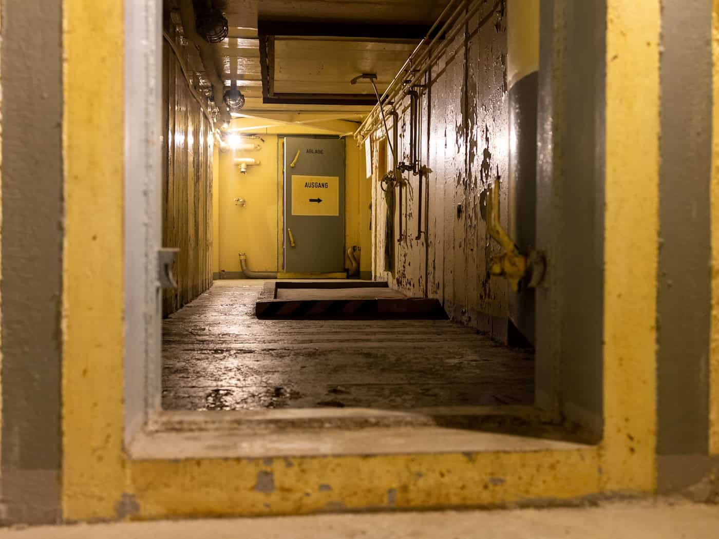 Der ehemalige Stasi-Bunker in Gosen in Brandenburg bei Berlin öffnet wieder für Führungen. (Archivbild) / Foto: Christian Ender/dpa