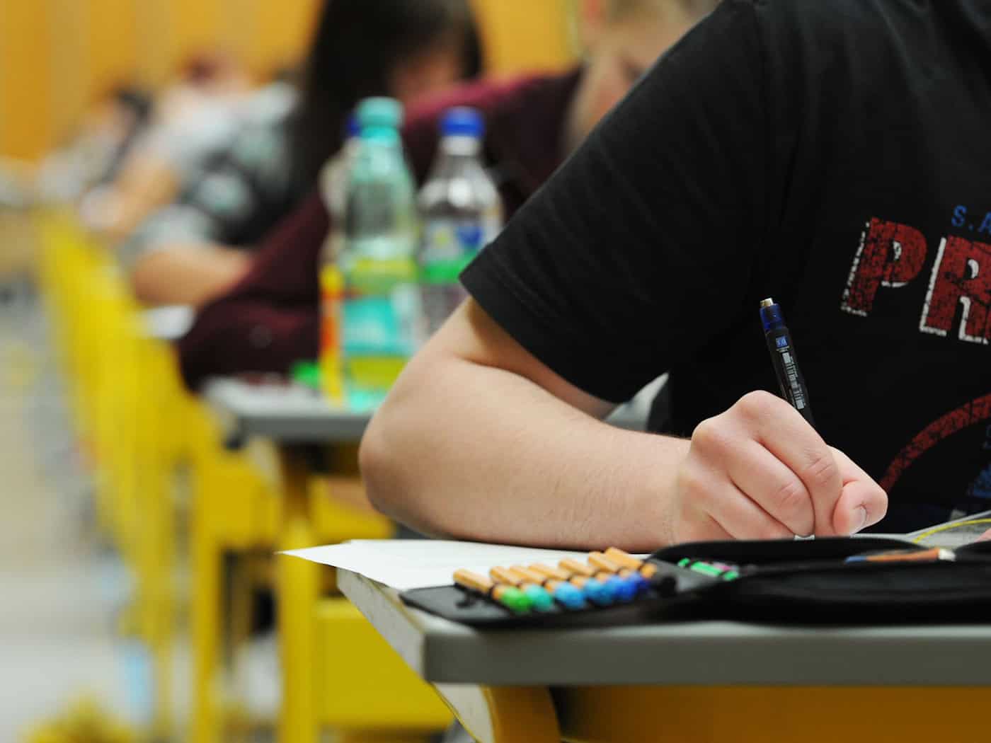 Am Montag starten die Abi-Klausuren, am Dienstag die P10-Prüfungen in Brandenburg. (Symbolbild) / Foto: Armin Weigel/dpa