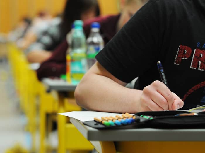 Am Montag starten die Abi-Klausuren, am Dienstag die P10-Prüfungen in Brandenburg. (Symbolbild) / Foto: Armin Weigel/dpa