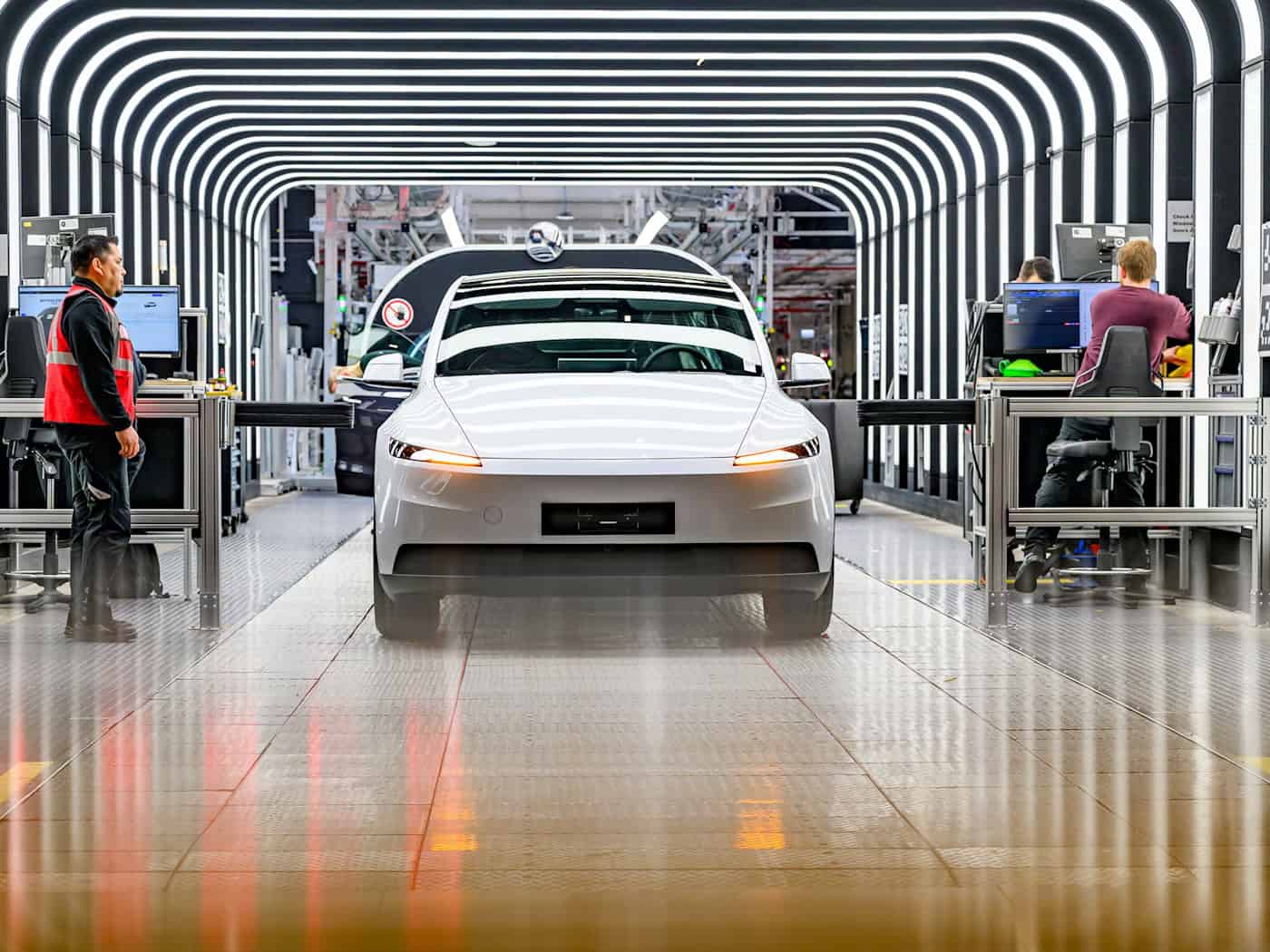 Der Elektroautobauer Tesla will in seiner Fabrik in Grünheide 1.000 Beschäftigte innerhalb weniger Monate neu einstellen. (Archivbild) / Foto: Patrick Pleul/dpa