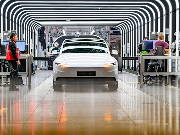 Der Elektroautobauer Tesla will in seiner Fabrik in Grünheide 1.000 Beschäftigte innerhalb weniger Monate neu einstellen. (Archivbild) / Foto: Patrick Pleul/dpa