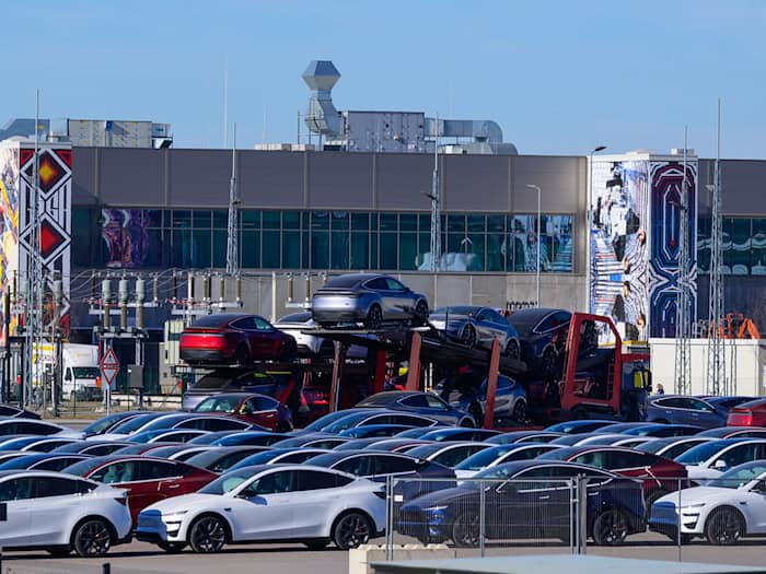 Der US-Elektroautobauer Tesla will die Zahl der Beschäftigten in seinem Werk in Grünheide erhöhen.(Archivbild) / Foto: Patrick Pleul/dpa
