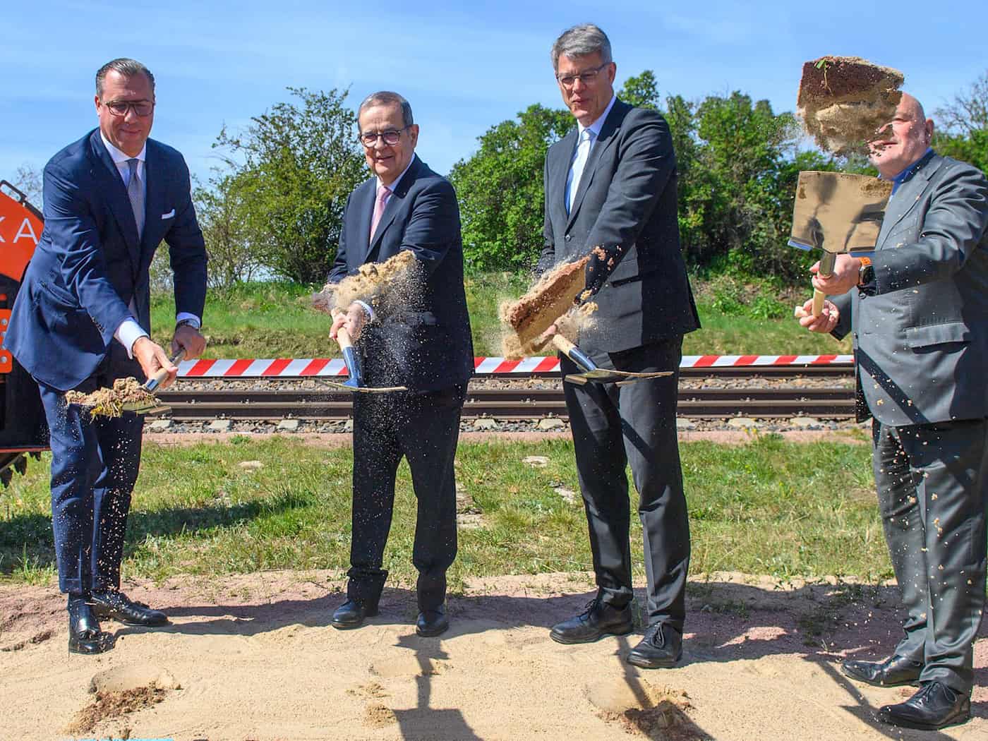 Symbolischer Spatenstich für den Bau einer Glasfaser-Teststrecke: Bundesminister Patrick Schnieder (zweiter von rechts)  kam dazu nach Brandenburg. / Foto: Klaus-Dietmar Gabbert/dpa
