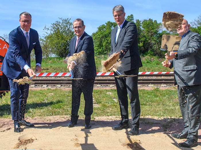 Symbolischer Spatenstich für den Bau einer Glasfaser-Teststrecke: Bundesminister Patrick Schnieder (zweiter von rechts)  kam dazu nach Brandenburg. / Foto: Klaus-Dietmar Gabbert/dpa