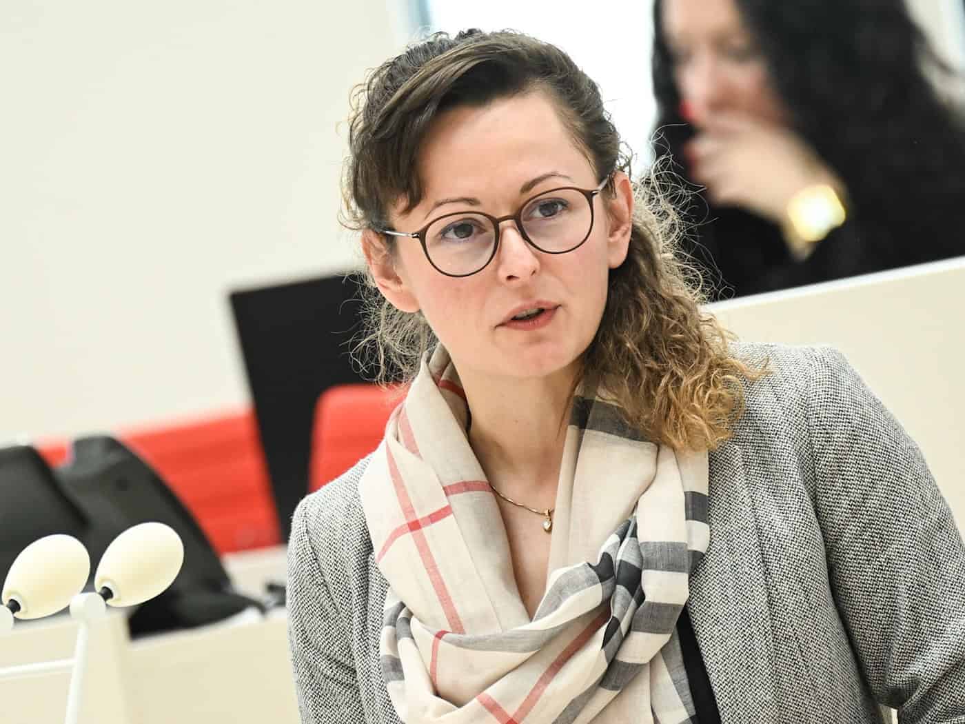Agrarministerin Hanka Mittelstädt (SPD) spricht von einer angespannten und dramatischen Lage nach den Ausbrüchen der Newcastle-Krankheit bei Geflügelbeständen. (Archivbild) / Foto: Britta Pedersen/dpa