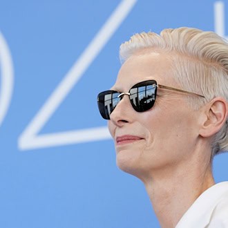 Tilda Swinton soll im Februar 2027 am Berliner Ensemble auftreten. (Archivbild) / Foto: Scott A Garfitt/Invision/AP/dpa