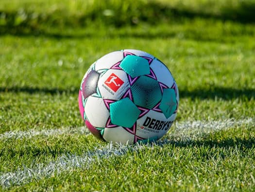 Offizieller Bundesliga-Spielball auf grünem Rasen mit Bundesliga-Logo