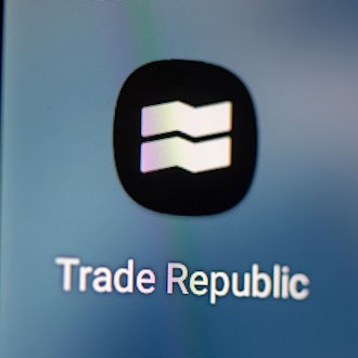 Der Online-Broker Trade Republic arbeitet rein App-basiert. (Archivbild) / Foto: Fabian Sommer/dpa