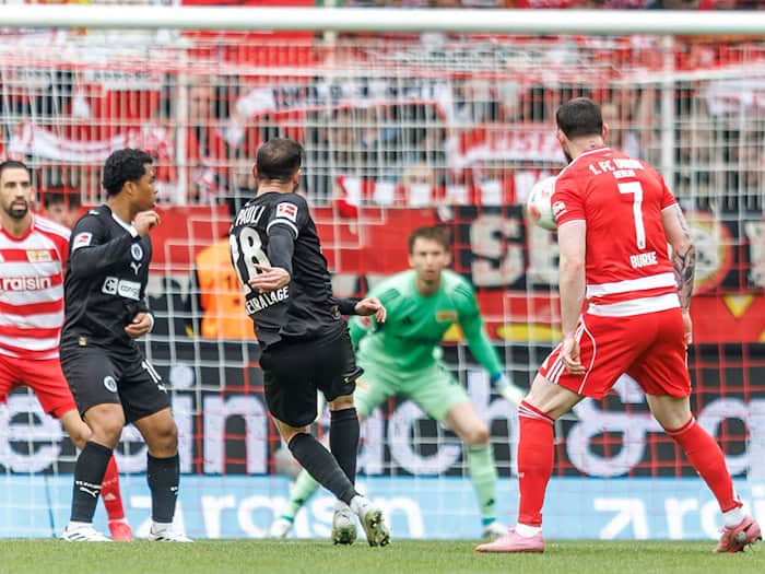 Wuchtiger Volley: Pereira Lage (M) traf zum 1:0. / Foto: Andreas Gora/dpa
