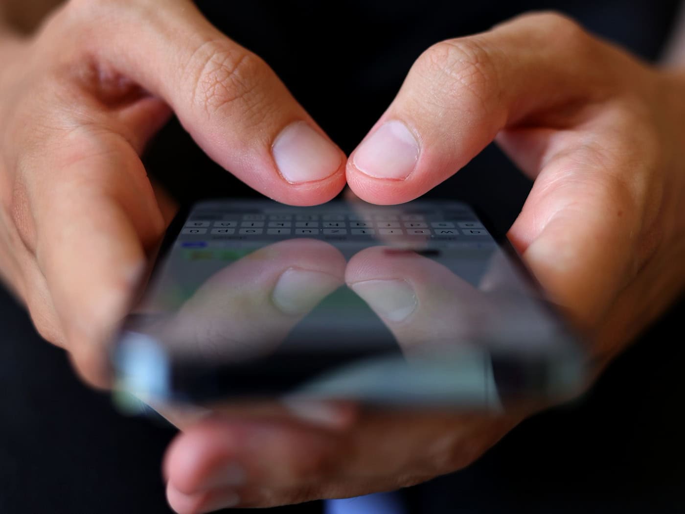 Viele Betrüger nutzen Messengerdienste. (Symbolbild) / Foto: Karl-Josef Hildenbrand/dpa/dpa-tmn