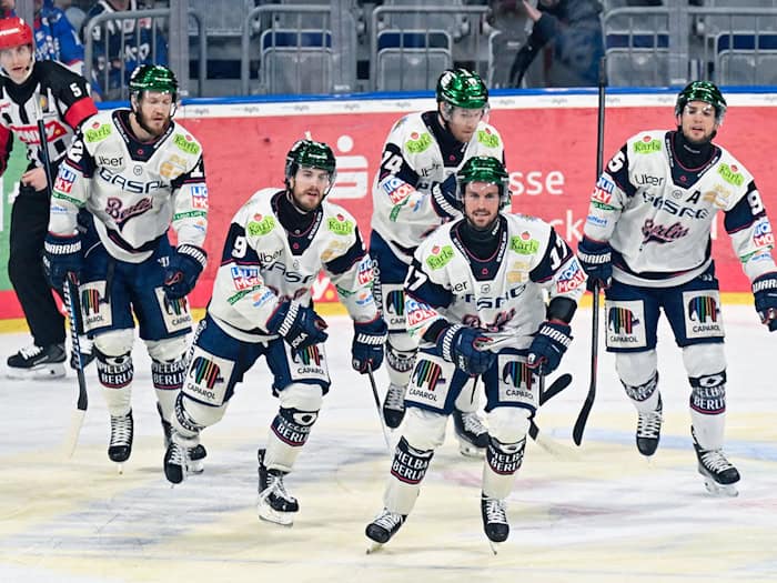 Die Eisbären Berlin feierten zum Auftakt der DEL-Finalserie gegen die Adler Mannheim einen 7:3-Sieg. / Foto: Uwe Anspach/dpa