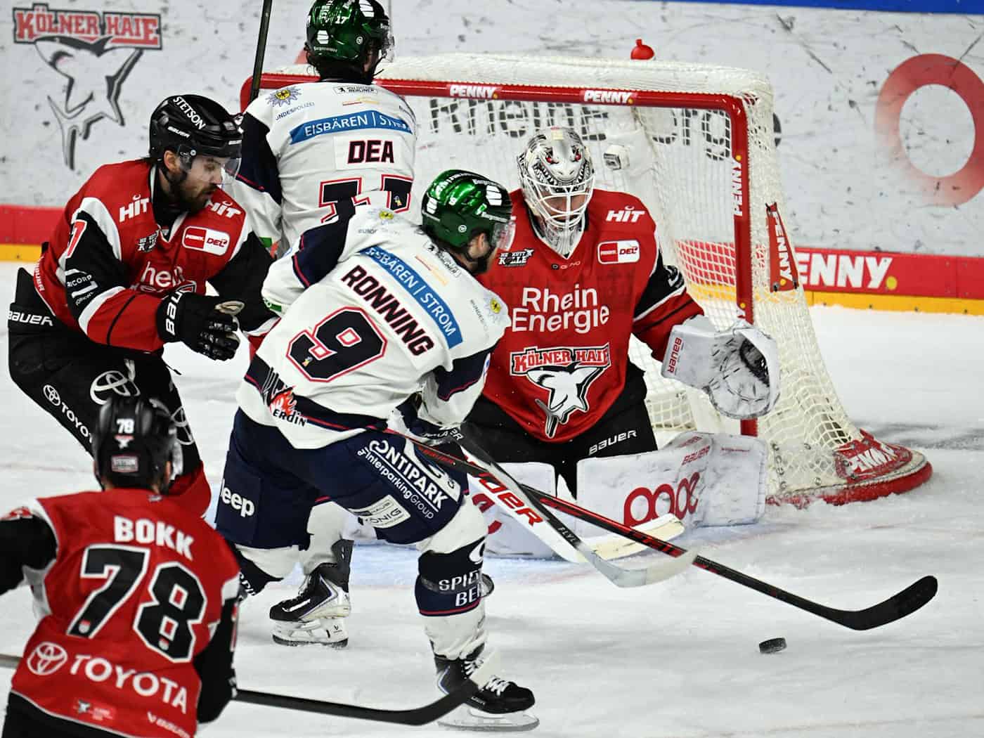 Trotz einer über weite Strecken starken Vorstellung unterlagen die Eisbären Berlin im vierten DEL-Halbfinalspiel bei den Kölner Haien. / Foto: Federico Gambarini/dpa