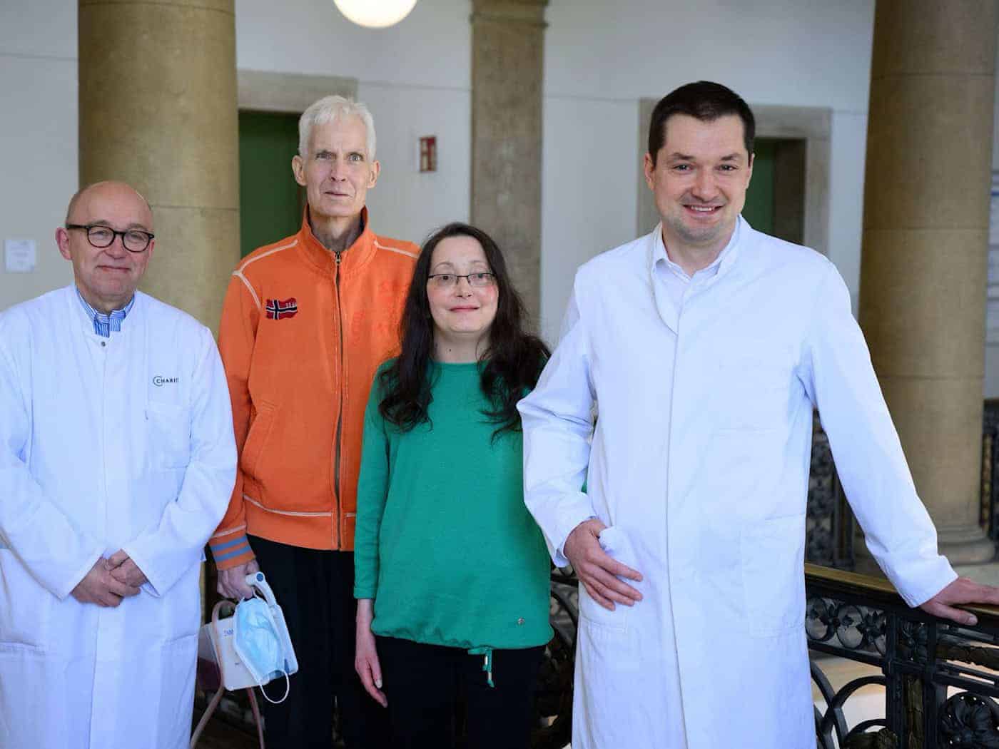 Die Patienten stehen zusammen mit den Ärzten, die sie jeweils operiert haben. / Foto: Bernd von Jutrczenka/dpa