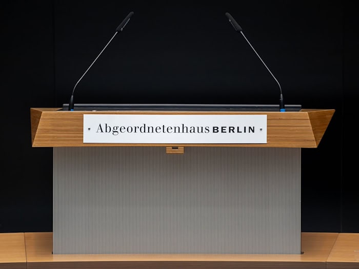 Wer wird bei der Wahl im September stärkste Kraft im Berliner Abgeordnetenhaus? Derzeit liegt die CDU in Umfragen vorne. (Archivbild)  / Foto: Soeren Stache/dpa