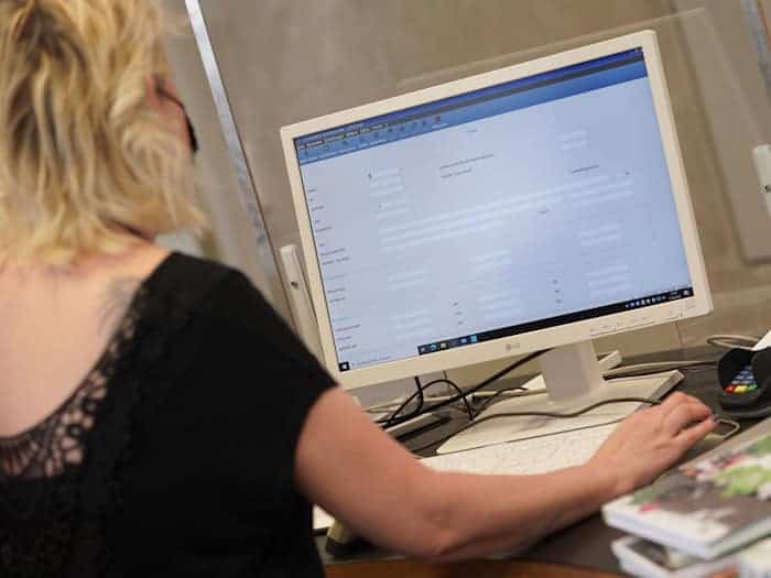 Die Arbeit mit E-Akten soll die Arbeit in der Berliner Verwaltung besser und effizienter machen. (Archivbild)  / Foto: Joerg Carstensen/dpa