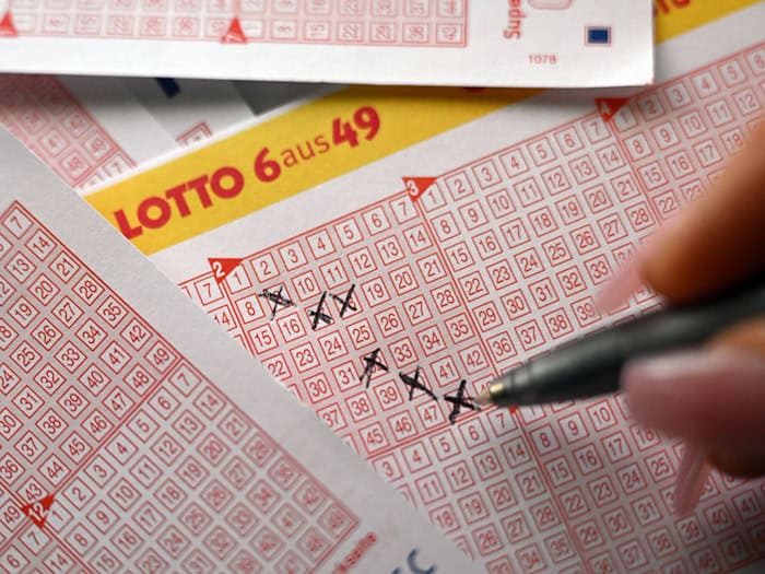 In Berlin hat eine unbekannte Person sechs Richtige im Lotto erzielt. (Symbolbild) / Foto: Federico Gambarini/dpa