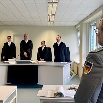 Der Anwalt will als Soldat ausgebildet werden.  / Foto: Torsten Holtz/dpa